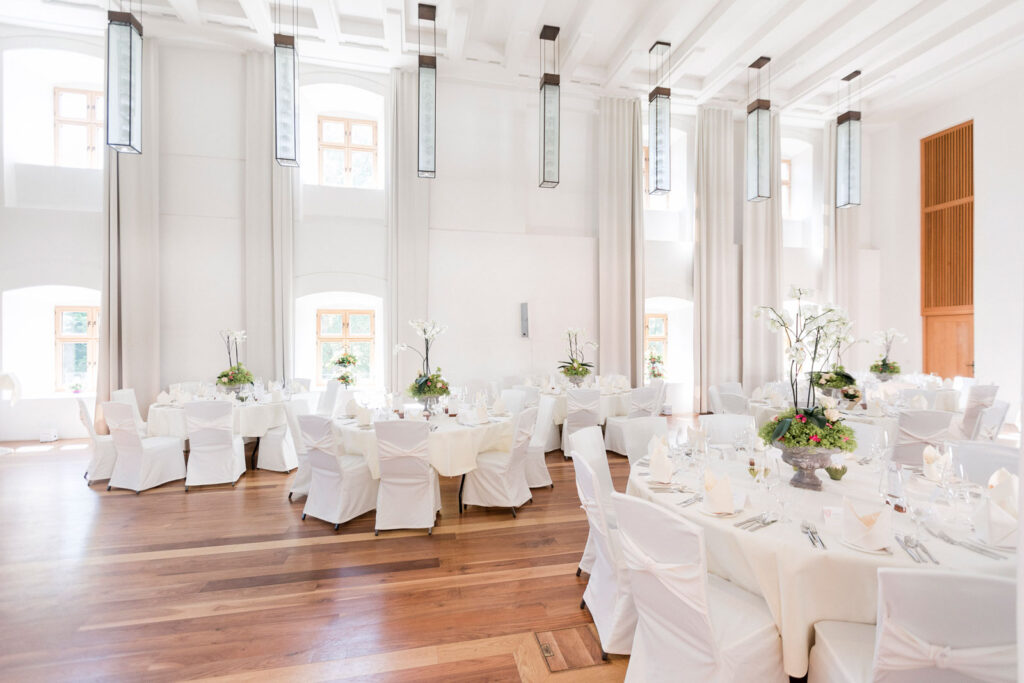 Schlosssaal mit Möbeln